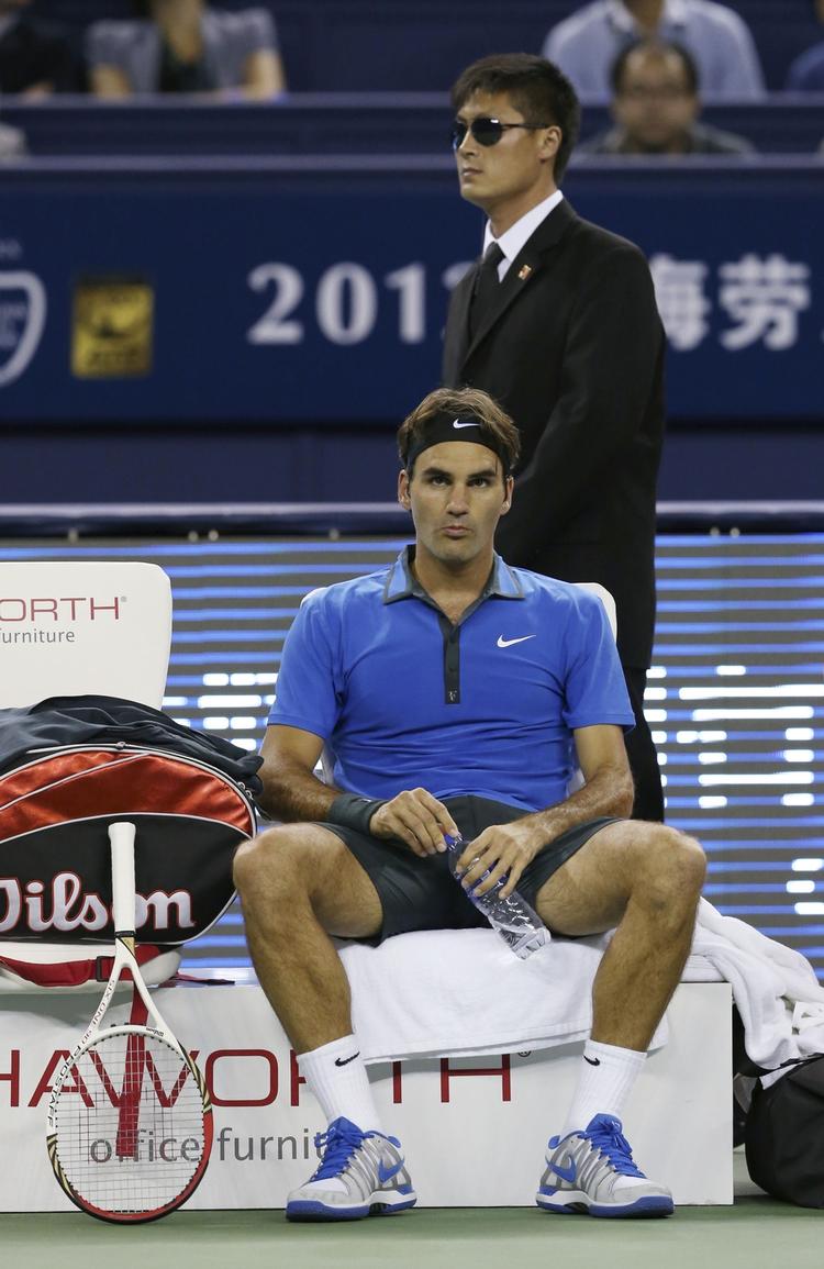 dødstrussel. Roger Federer hviler under kampen i Shanghai mod  Lu Yen-hsun onsdag, hvor schweizeren vandt  6-3, 7-5. 