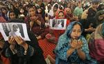 Reaktion. Det er ikke gået ubemærket hen, at Taleban har forsøgt at dræbe 14-årig børneaktivist. Her beder en stor gruppe mennesker for pigen Malala Yousufzai i byen Karachi i Pakistan. 