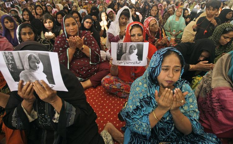 Reaktion. Det er ikke gået ubemærket hen, at Taleban har forsøgt at dræbe 14-årig børneaktivist. Her beder en stor gruppe mennesker for pigen Malala Yousufzai i byen Karachi i Pakistan. 