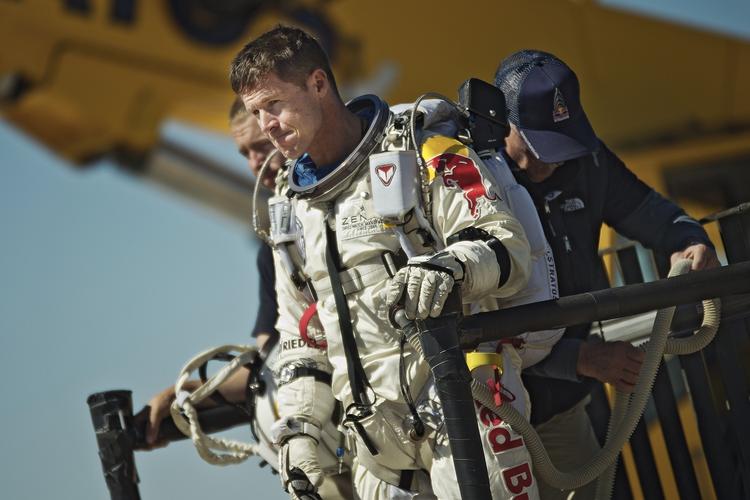 Skuffet. Felix Baumgartner i går da han måtte  opgive at foretage sit opsigtvækkende spring fra 36,5 kilometers højde. 