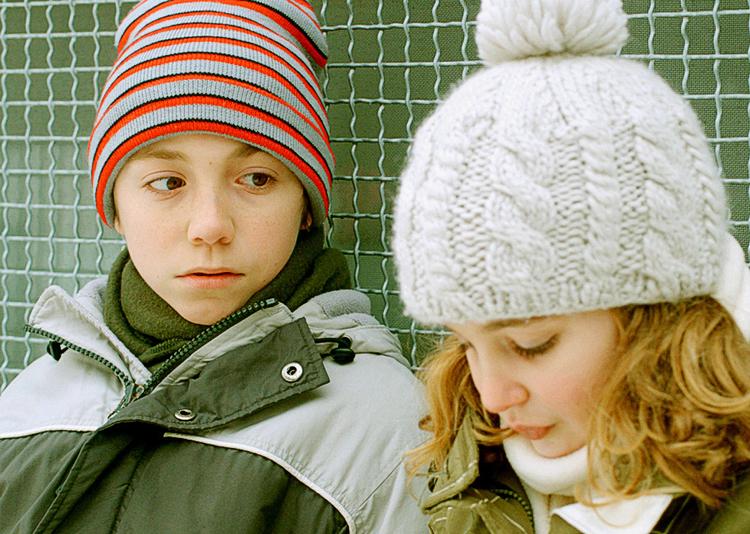Bølgelængder. Simon føler skyld over sin klasselærers selvmord og bliver uvenner med Alice. Men så dukker en vikar op, der selv bærer på en hemmelighed. 