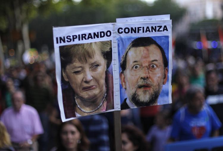 nedtur. Spanierne har demonstreret talrige gange mod den hårde sparekur, politikerne har sat dem på. Billedet er fra en demonstration sidste lørdag i Madrid. 'Inspirerende tillid' står der på plakaten med den tyske kansler Angela Merkel og hendes spanske kollega Mariano Rajoy. 