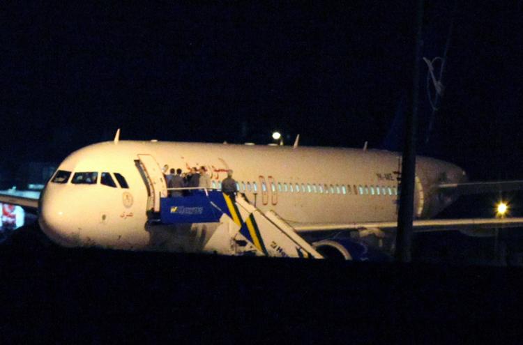 konfiskeret. Tyrkiets udenrigsminister siger, at der var ulovligt gods om bord på det fly, der var på vej fra Moskva til Syrien. 