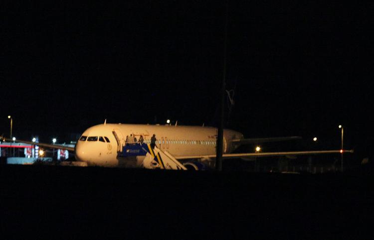 VÅBENKONTROL. Det syriske fly i Esenbogalufthavnen i Ankara. 