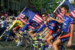 Opgør. Det amerikanske vinderhold i Tour de France 1999 på sejrstur ad Champs Elysees med Lance Armstrong i gult . Fra venstre ses Frankie Andreu, George Hincapie og Pascal Derame. De to førstnævnte vidner nu mod Armstrong i dopingsag. 