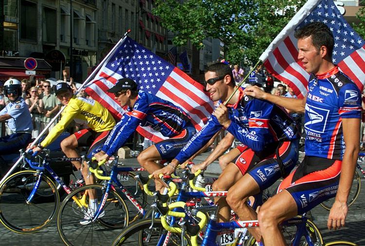 Opgør. Det amerikanske vinderhold i Tour de France 1999 på sejrstur ad Champs Elysees med Lance Armstrong i gult . Fra venstre ses Frankie Andreu, George Hincapie og Pascal Derame. De to førstnævnte vidner nu mod Armstrong i dopingsag. 