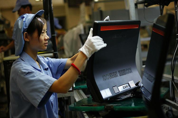 skrump. En ansat på Lenovos fabrik i Shanghai lægger hånd på en af de pc'ere, som der bliver færre og færre af. 