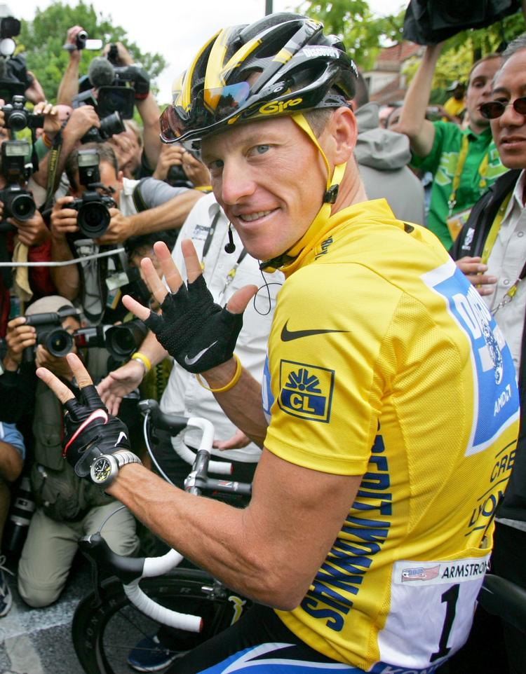 velmagtsdage. Lance Armstrong viser efter Tour de France i 2005 antallet af samlede sejre i verdens største etapeløb. 