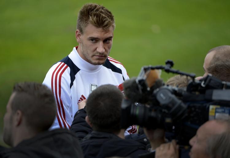 søgelys. Danmark leder efter en slagkraftig angriber. Og selv om Nicklas Bendtner mest har varmet bænken i Juventus, så er han klar, mener angrebstræneren. 