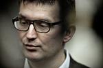 fokus. Tidligere skatteminister Troels Lund Poulsen (V) er indirekte i centrum, når skattesagskommissionen genoptager sine afhøringer i dag. Hans daværende spindoktor, Peter Arnfeldt, skal nemlig afhøres om blandt andet, hvordan hans minister kunne være så velinformeret om skattesagen, før der var truffet en afgørelse. 