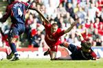 straffe. Michael Owen (midt) gør meget ud af at falde dramatisk i straffesparksfeltet i en kamp for Liverpool i 2004. 