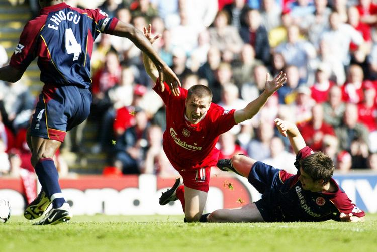 straffe. Michael Owen (midt) gør meget ud af at falde dramatisk i straffesparksfeltet i en kamp for Liverpool i 2004. 