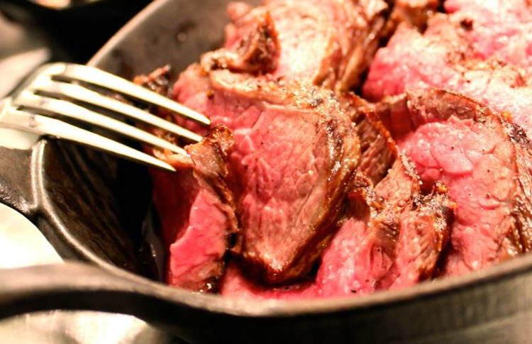 Weekendmad. Hvis man er til udskæringer af tyndsteg og rump steak som dagens første måltid, kan man fra lørdag 13. oktober få stillet lysten hos Mash på Skovriderkroen. 