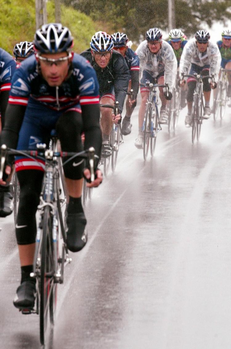 doping. Michael Barry (tv) fører an for Lance Armstrong og US Postal-holdet i 2004. 
