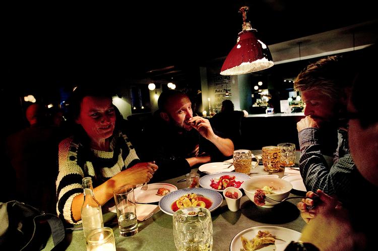 Opstyltet. Opgøret med restaurationsbranchens fine fornemmelser klinger hult på Fortunen, hvor sjusk og attitude overskygger maden.