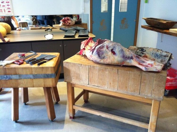 Ungdyr. Den økologiske stud, der har lagt lår til her, var højst 36 måneder, da den blev slagtet. Af dette lår kan der laves både bøffer, tartar, gryderetter, roastbeef  og gammeldags oksesteg - alt efter udskæring. 