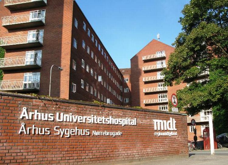 BEHANDLING. Læge bad pårørende tage stilling til organdonation før en ung kvinde ville dø efter en ulykke. Hun klarede sig. Nu vil hospitalet undgå gentagelser af den for tidlige donationssamtale. 