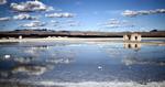Forvandlingskugle. I regnsæsonen dækkes store dele af den bolivianske saltslette Uyuni af et tyndt lag vand. Om vinteren tørrer vandet ud, og det hele bliver omdannet til en kridhvid saltørken. 