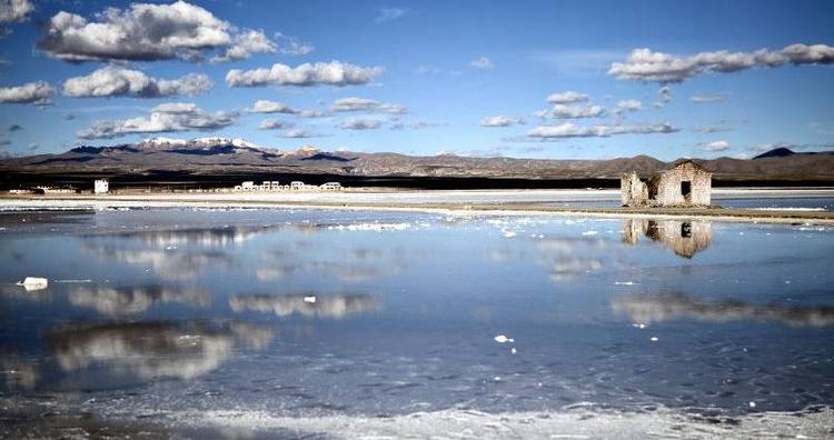 Forvandlingskugle. I regnsæsonen dækkes store dele af den bolivianske saltslette Uyuni af et tyndt lag vand. Om vinteren tørrer vandet ud, og det hele bliver omdannet til en kridhvid saltørken. 