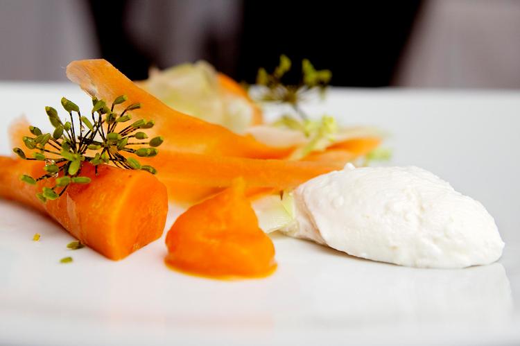 Gulerødderne i forretten gik rent ind hos børnene, men rygeostcremen delte vandene – det var ordet ’ost’, der fik flere til at rynke på næsen. 