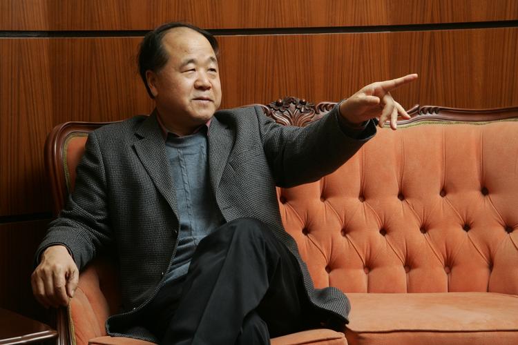 Magisk. Mo Yan, alias Guan Moye, blander socialrealisme med fantastiske begivenheder, myter og sagn i sine romaner og sammenlignes bl.a. af den grund med colombianske Garcia Márquez. 