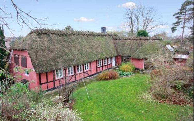 Nedslag. Hvor længe tør du vente? Drømmer du om stråtækt bolig uden for Odense, kan der gøres en god handel med sælgeren, der sænker prisen med 50.000 hver fredag. Foto fra Rasmus Vibys hjemmeside 