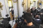 Nobel. Sådan så det ud tidligere i eftermiddag, da den permanente sekretær for Det Svenske Akademi åbnede den tunge dør og bekendtgjorde, at Mo Yan er årets nobelprismodtager i litteratur. Uddelingen af Nobelprisen er omgærdet af et stort hemmelighedskræmmeri, og det svenske akademi svarer undvigende på selv meget banale spørgsmål op til den store dag. Men der florerer alligevel ofte mistanker om, at navnet på vinderen er blevet afsløret før tid. 