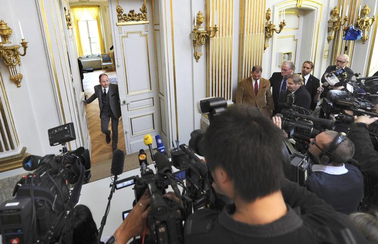 Nobel. Sådan så det ud tidligere i eftermiddag, da den permanente sekretær for Det Svenske Akademi åbnede den tunge dør og bekendtgjorde, at Mo Yan er årets nobelprismodtager i litteratur. Uddelingen af Nobelprisen er omgærdet af et stort hemmelighedskræmmeri, og det svenske akademi svarer undvigende på selv meget banale spørgsmål op til den store dag. Men der florerer alligevel ofte mistanker om, at navnet på vinderen er blevet afsløret før tid. 