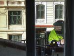 Tæt på. I går tog Mille Nymark, der bor i Stampesgade i  København, dette foto af  en metroarbejder, der svejsede en halv meter fra lejligheden. Hun var ikke blevet orienteret om svejsearbejdet. 