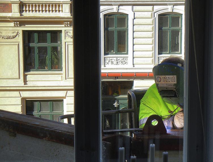 Tæt på. I går tog Mille Nymark, der bor i Stampesgade i  København, dette foto af  en metroarbejder, der svejsede en halv meter fra lejligheden. Hun var ikke blevet orienteret om svejsearbejdet. 