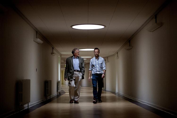 Fritaget. Henrik Lublin (tv) var centerchef i Glostrup, indtil han på grund af sagen om overmedicinering trådte tilbage i juni. Han var samtidig medlem af regionens lægemiddelkomité, der opdagede og kritiserede overmedicineringen i 2010. Han lovede derpå at bringe forholdene i orden. Lars Søndergård (th) var klinikchef på Psykiatrisk Center fra 2009 til juni 2012, hvor han blev fritaget fra tjeneste på grund af sagen. 