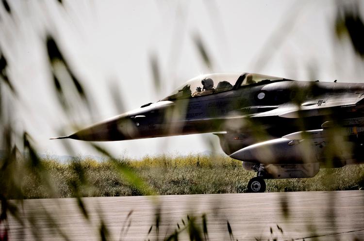 BOMBETOGT. De danske F-16-jagere, der var med til at sætte Libyens diktator ud af spillet, var så aktive, at de var ved at løbe tør for bomber.