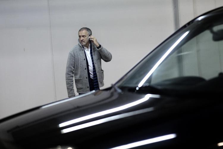 Assistance. Verden står i kø for at  få fat i den succesrige og travle forfatter. Derfor har Jussi Adler-Olsen ansat en  assistent - især til at sige nej. 