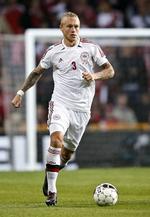Hård. Simon Kjær tager de vilde nærkampe i den danske defensiv, mens anfører Daniel Agger er den spillende type. 