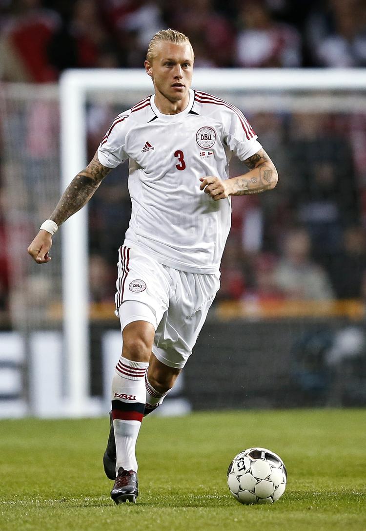 Hård. Simon Kjær tager de vilde nærkampe i den danske defensiv, mens anfører Daniel Agger er den spillende type. 