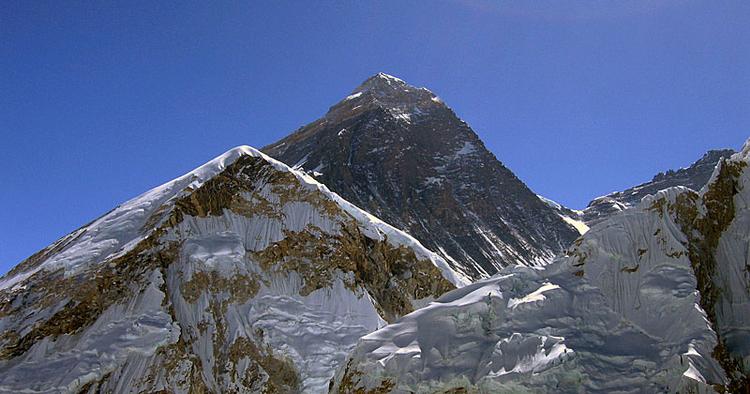 8.850. Verdens højeste bjerg trækker revl, krat og eventyrere til i hobetal. Og det begynder at få konsekvenser. 