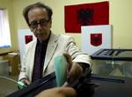 Borgerret. Ismail Kadaré, der vandt den første internationale Booker-pris, indleverer her sin stemme til valget i Albanien i juli 2005. 
