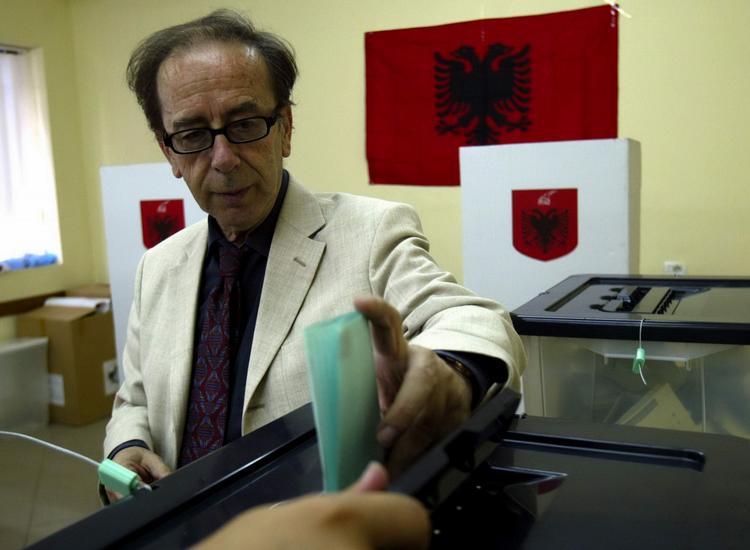 Borgerret. Ismail Kadaré, der vandt den første internationale Booker-pris, indleverer her sin stemme til valget i Albanien i juli 2005. 