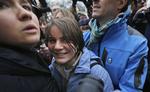 løsladt. 30-årige Jekaterina Samutsevitj blev løsladt i går, mens de to andre medlemmer af Pussy Riot-bandet skal forblive i fængsel 