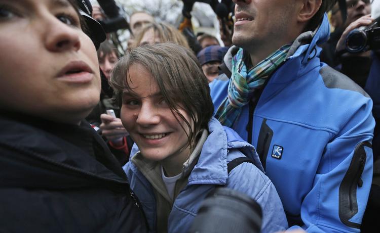 løsladt. 30-årige Jekaterina Samutsevitj blev løsladt i går, mens de to andre medlemmer af Pussy Riot-bandet skal forblive i fængsel 
