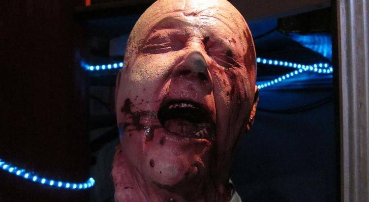 Chokeffekt.  Mens man står og koncenterer sig om at kigge på et gustent hologrambillede, forsvinder væggen med ét og dette voldsomme mandehoved dunker frem... 