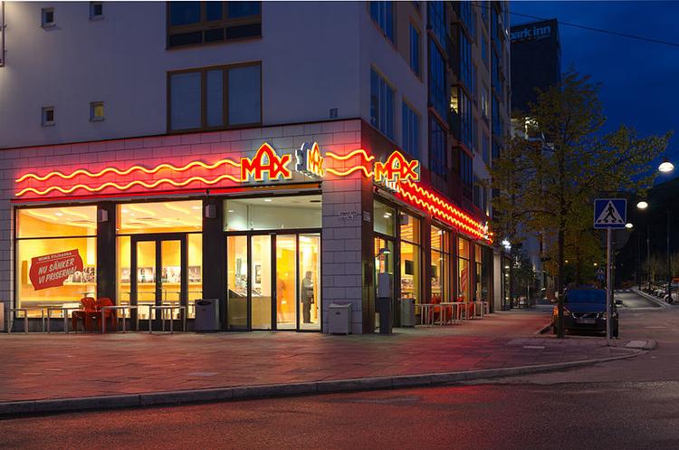 Max. Burgerkæden har 88 restauranter i Sverige, og nu skal danskerne også lære den nøglehulsmærkede kyllingeburger og de andre kaloriefattige fastfood-alternativer at kende. 