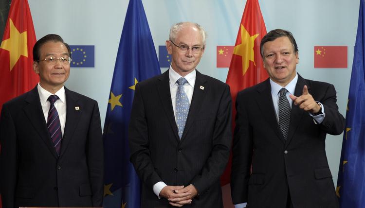 Tillykke. Formanden for Det Europæiske Råd Herman Van Rompuy (i midten) og EU-Kommissionsformand José Manuel Barroso (th.) kan glæde sig over, at EU-projektet har modtaget Nobels Fredspris. 