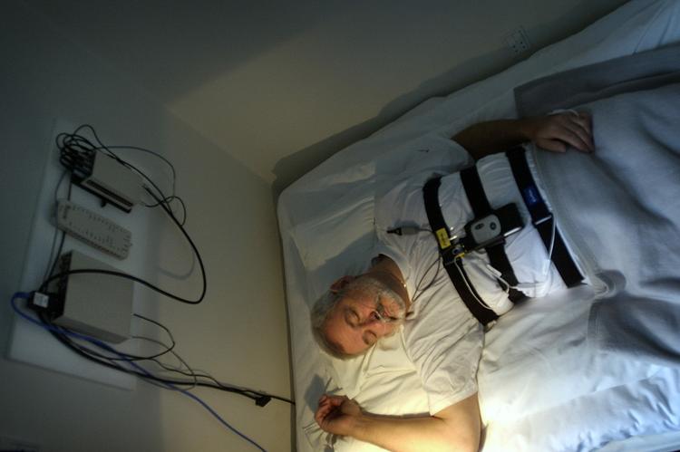 Som forsøgskanin kommer man til at opleve både behagelige og mindre behagelige måder at vågne på. Den udvalgte må ikke være bange for at være i fokus, for det hele bliver filmet. 