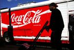 adresseskift. Coca-Cola beholder produktionen i Grækenland, men læskedriksgiganten er utilfreds med de høje erhvervsskatter og flytter derfor hovedkvarteret til Schweiz, hvor de ser lempeligere på den slags. 