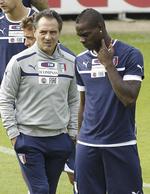 Varm. Balotelli har fortsat sin første VM-kamp til gode. 
