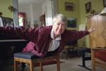 Folkelig. Utallige kvinder landet over lyttede ugentligt til den uddannede gymnastikpædagog, Helle Gotveds, radioprogrammer om helbred og øvelser. 