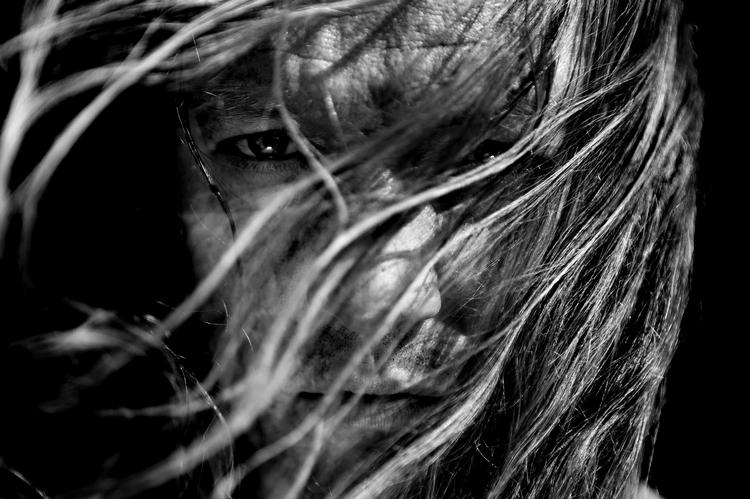 Langhåret. Djævelens advokat mener ikke, man behøver være langhåret for at høre hykleriet i at lade en ghostwriter opstille rammerne for en fortælling om ikke at blive sat i bås. 