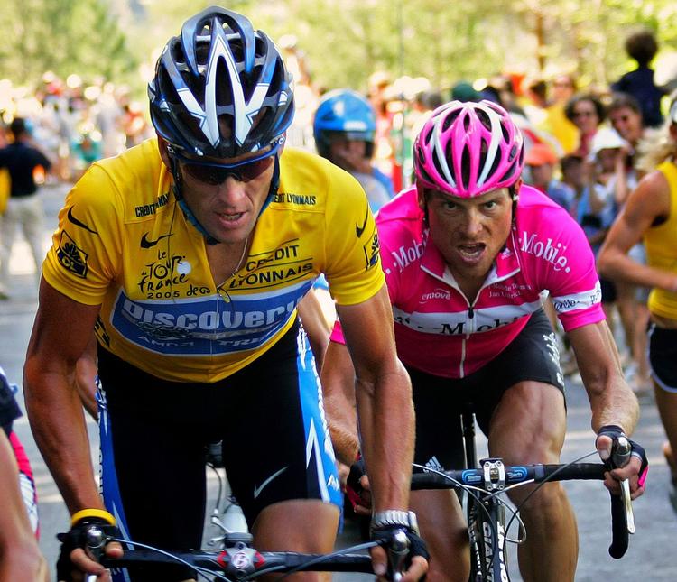 Tvekamp. Jan Ullrich (bagerst) blev slået af Lance Armstrong i Tour de France fem gange. 