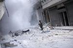 BYKRIG. Oprørssoldat fotograferet under kampe mod Assads hær i Karmal Jabl-distriktet i Aleppo i Syrien. 